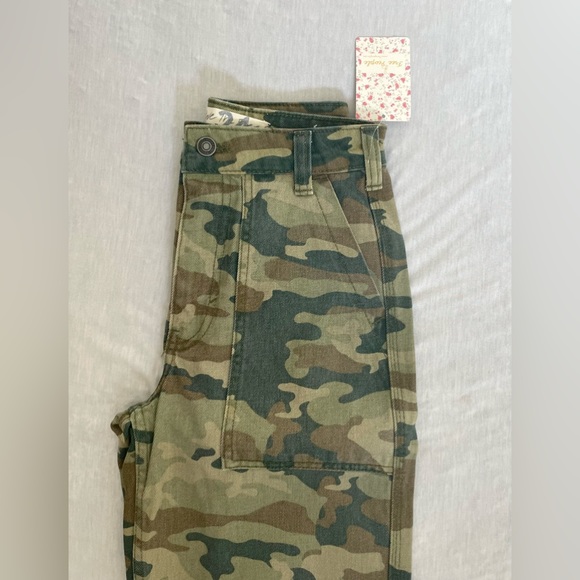 NWT Free People Remy Cropped Camo Pant Size 24 - Picture 3 of 10